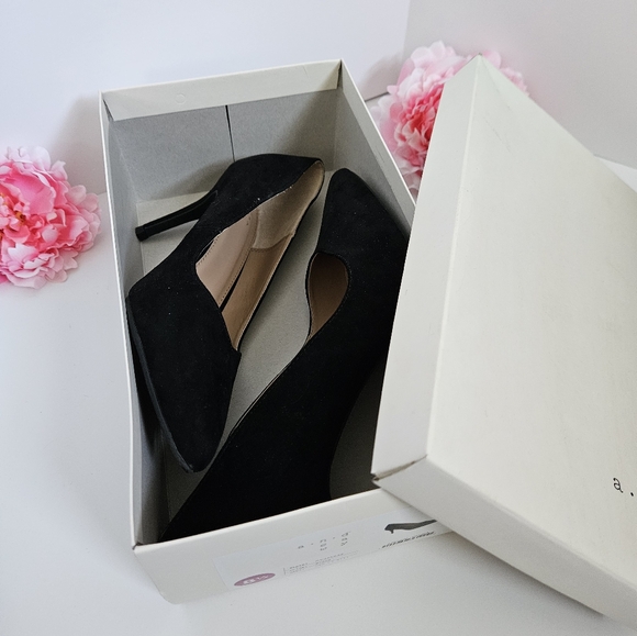 Black Pointed Toed Heels - Picture 5 of 6